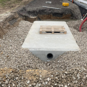 Installation d'une citerne à eau de pluie.