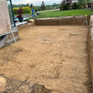 Terrassement et nivellement pour une future annexe.